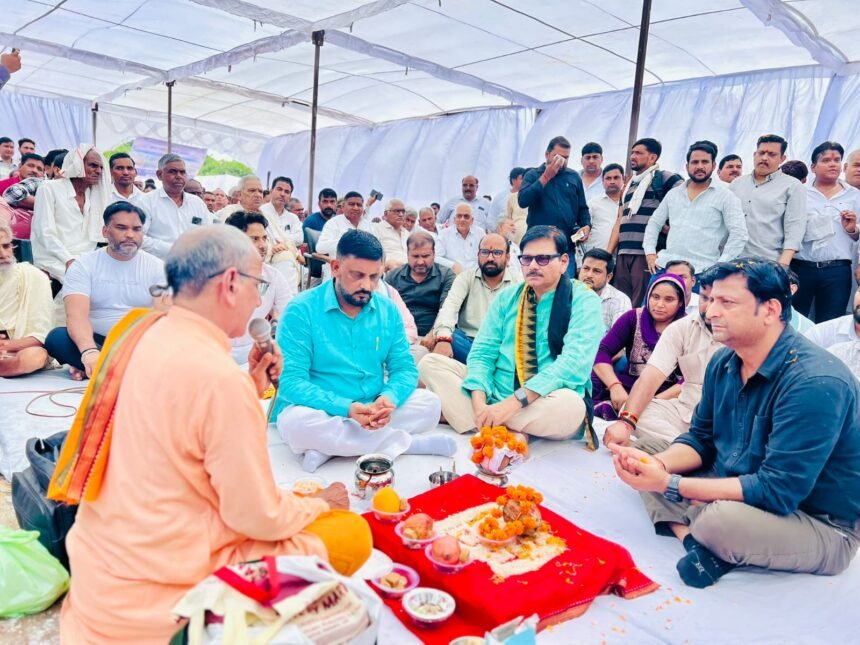 Bhoomi Pujan held for the cow shelter to be built at a cost of two crore rupees, IMAGE CREDIT TO रिपोर्टर