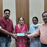 Financial assistance of five lakh rupees given to the wife of a deceased journalist from the Journalist Welfare Fund, IMAGE CREDIT TO सूचना विभाग