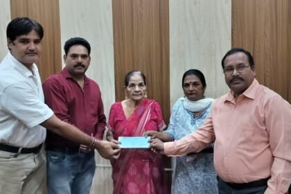Financial assistance of five lakh rupees given to the wife of a deceased journalist from the Journalist Welfare Fund, IMAGE CREDIT TO सूचना विभाग