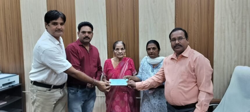 Financial assistance of five lakh rupees given to the wife of a deceased journalist from the Journalist Welfare Fund, IMAGE CREDIT TO सूचना विभाग
