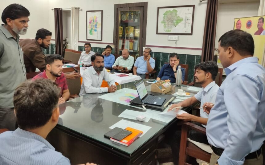 Municipal Commissioner ensured immediate disposal of three complaints during public grievance hearing, IMAGE CREDIT TO नगर निगम