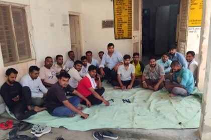 "Contract electricity workers protest over non-receipt of honorarium for three months" IMAGE CREDIT TO रिपोर्टर