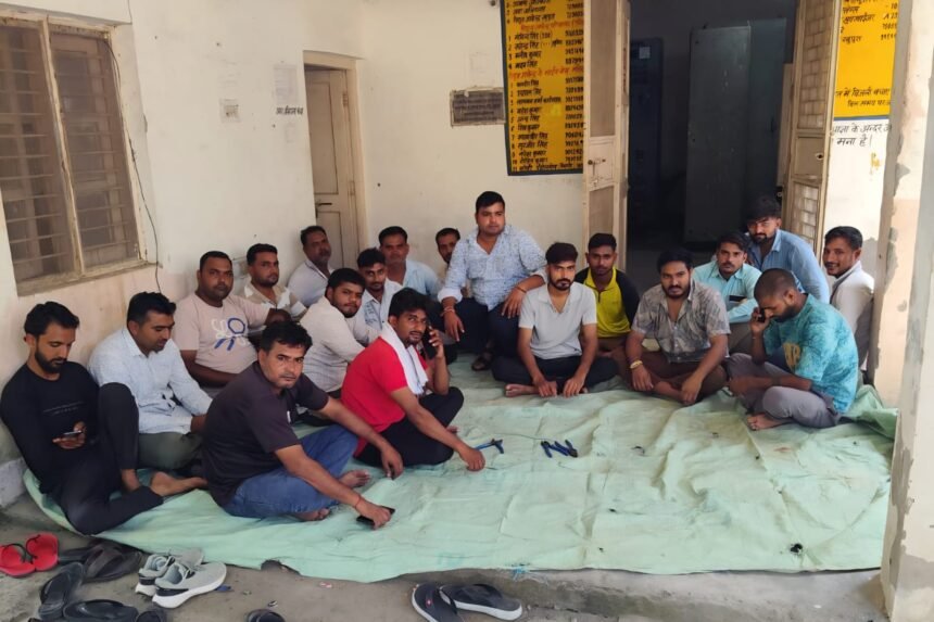 "Contract electricity workers protest over non-receipt of honorarium for three months" IMAGE CREDIT TO रिपोर्टर