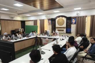 "DM interacts with journalists and social media influencers regarding the promotion of 'Sewa Sankalp Abhiyan'" IMAGE CREDIT TO सूचना विभाग