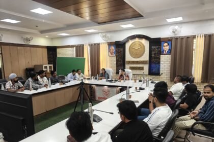"DM interacts with journalists and social media influencers regarding the promotion of 'Sewa Sankalp Abhiyan'" IMAGE CREDIT TO सूचना विभाग