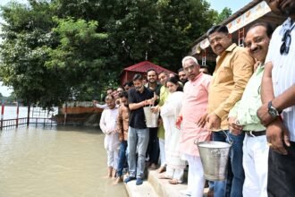 "Madan Kaushik performs Ganga puja and prays for long life on Chief Minister Dhami's birthday" IMAGE CREDIT TO रिपोर्टर