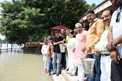 "Madan Kaushik performs Ganga puja and prays for long life on Chief Minister Dhami's birthday" IMAGE CREDIT TO रिपोर्टर