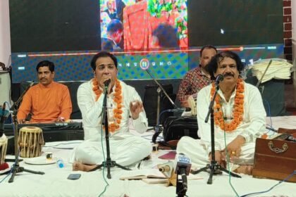 "Audience grooved till late night in the gathering of ghazals and film songs" IMAGE CREDIT TO रिपोर्टर