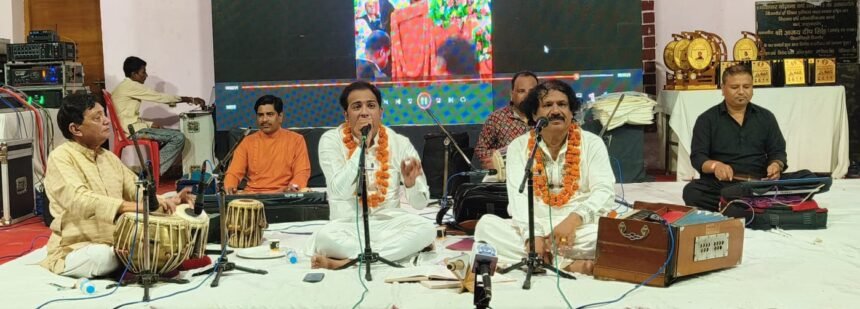 "Audience grooved till late night in the gathering of ghazals and film songs" IMAGE CREDIT TO रिपोर्टर