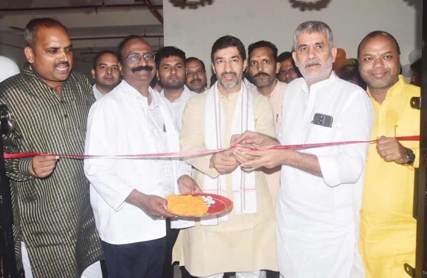 Blood bank inaugurated at district hospital; blood donors participate enthusiastically in blood donation camp IMAGE CREDIT TO रिपोर्टर