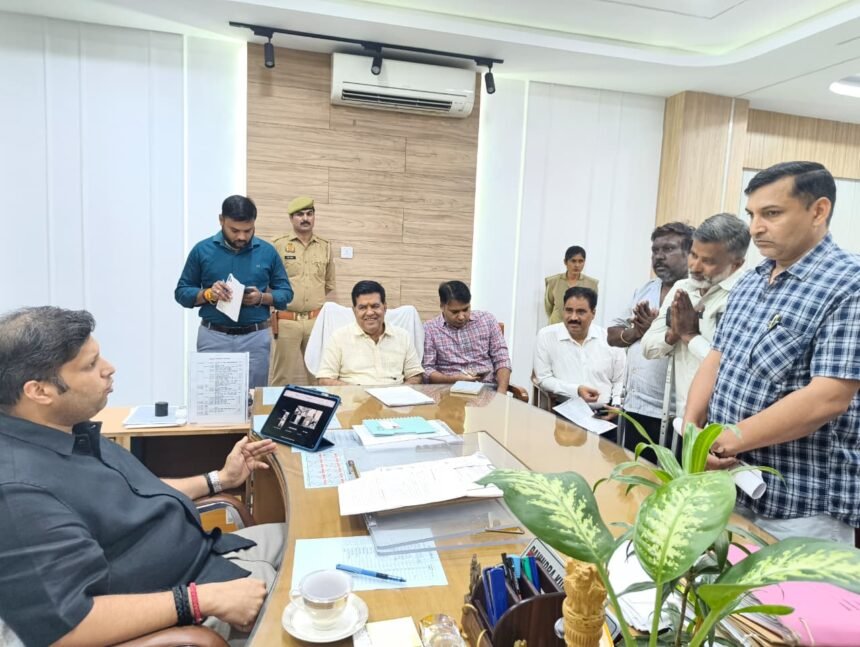 Flood of complaints pours into DM's public hearing; illegal encroachments and land disputes raise concerns IMAGE CREDIT TO सूचना विभाग
