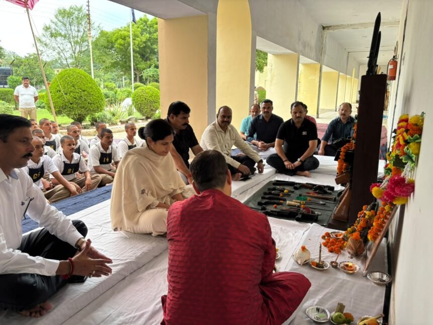**English Translation:** Weapons and equipment worshipped with rituals in police line on Vishwakarma Day IMAGE CREDIT TO पुलिस