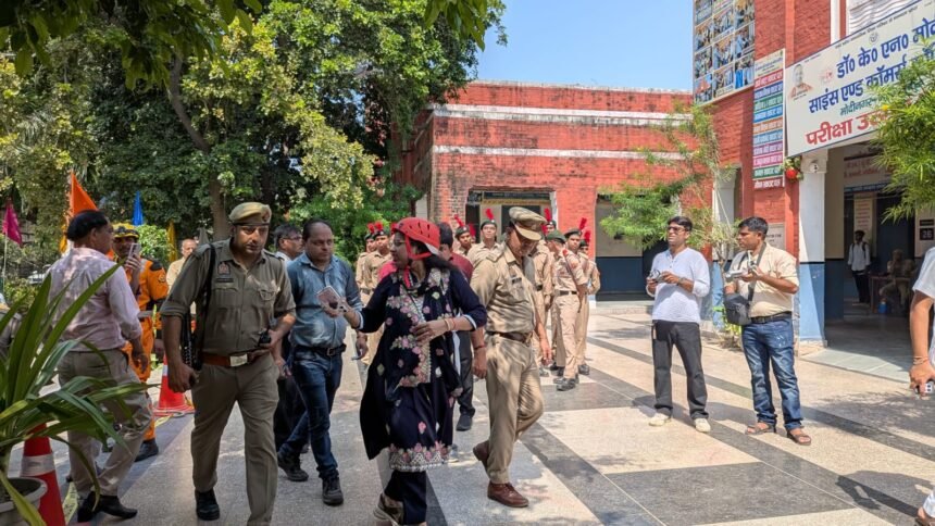 Woman arrives at public grievance hearing with complaint; officials direct issuance of an Antyodaya card, pension application and Ayushman card on the spot IMAGE CREDIT TO सूचना विभाग