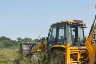 GDA bulldozer demolishes illegal colony in Loni IMAGE CREDIT TO GDA bulldozer demolishes illegal colony in Loni IMAGE CREDIT TO प्राधिकरण