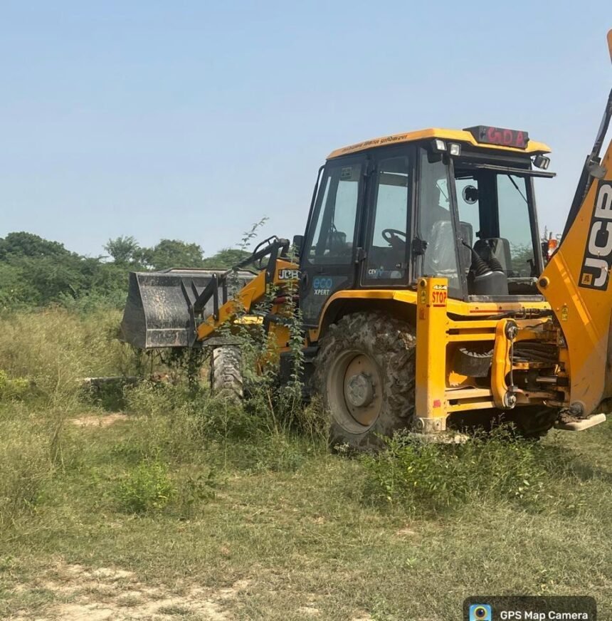 GDA bulldozer demolishes illegal colony in Loni IMAGE CREDIT TO GDA bulldozer demolishes illegal colony in Loni IMAGE CREDIT TO प्राधिकरण