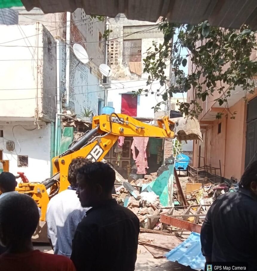 Illegal colony spread across 10,000 square metres in the Siddharth Vihar floodplain demolished IMAGE CREDIT TO प्राधिकरण
