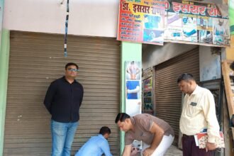 Health Department Seals Illegal Clinic, Panic Among Unqualified Practitioners — IMAGE CREDIT TO रिपोर्टर