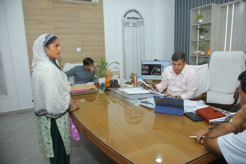 Woman Gets Possession of House Following Complaint at Public Hearing, Relief After Administrative Action — IMAGE CREDIT TO सूचना विभाग