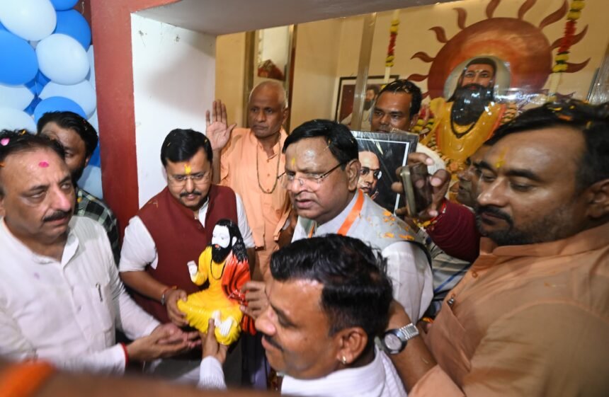 After Offering Prayers at Ravidas Temple, Nitin Nabin Visits Dalit Worker’s Home, Delivers Message of Social Harmony IMAGE CREDIT TO रिपोर्टर