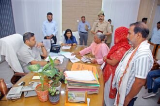 The District Magistrate heard grievances during the public hearing and assured a differently-abled woman of an Antyodaya-Ayushman card and housing. IMAGE CREDIT TO सूचना विभाग