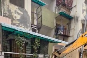 Authority Bulldozer Action Against Overnight Illegal Constructions; Demolition Carried Out on 14 Buildings. IMAGE CREDIT TO आवास विकास