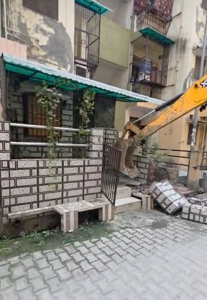 Authority Bulldozer Action Against Overnight Illegal Constructions; Demolition Carried Out on 14 Buildings. IMAGE CREDIT TO आवास विकास