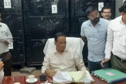 Newly Appointed DM Takes Charge; Journalists Express Displeasure After Press Conference Ends Ahead of Schedule. IMAGE CREDIT TO रिपोर्टर