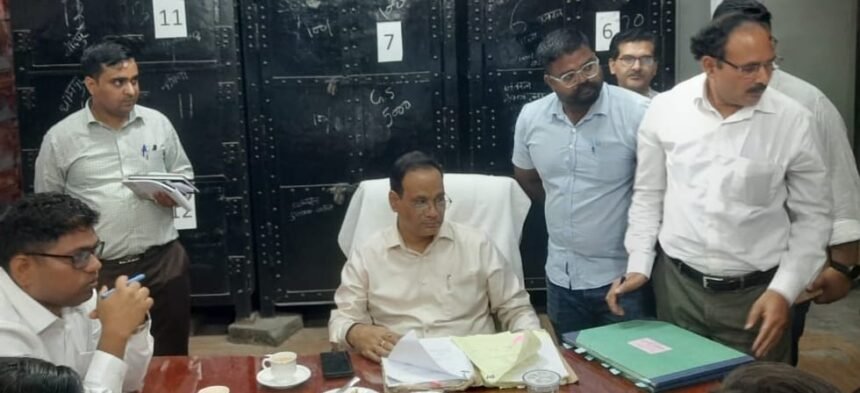 Newly Appointed DM Takes Charge; Journalists Express Displeasure After Press Conference Ends Ahead of Schedule. IMAGE CREDIT TO रिपोर्टर