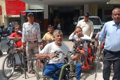 Persons with Disabilities Stage Protest at Tehsil Over Notice to Remove a Disabled Person’s Stall IMAGE CREDIT TO रिपोर्टर