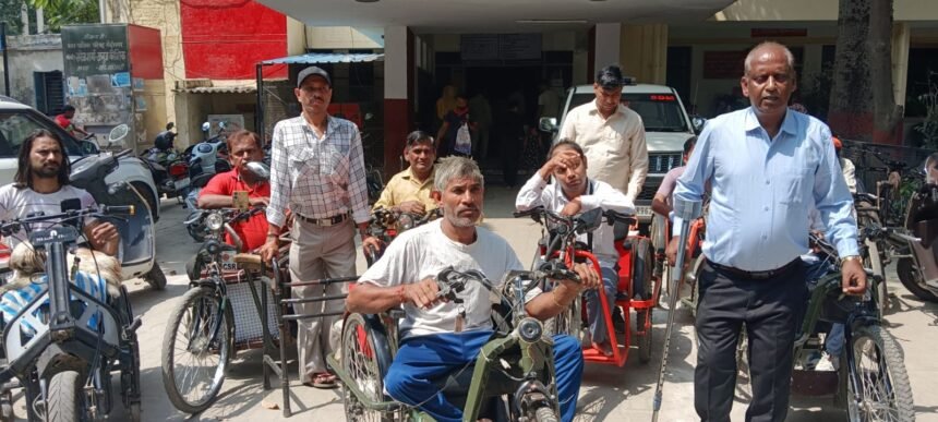 Persons with Disabilities Stage Protest at Tehsil Over Notice to Remove a Disabled Person’s Stall IMAGE CREDIT TO रिपोर्टर