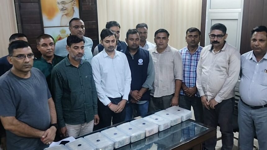 Vigilance Cracks Down on Bribery Hub, Three Arrested Including Mining Officer and Clerk IMAGE CREDIT TO रिपोर्टर