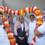 Farmers felicitate Umesh Kumar Modi after receiving full payment for their sugarcane — IMAGE CREDIT TO रिपोर्टर