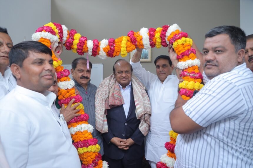 Farmers felicitate Umesh Kumar Modi after receiving full payment for their sugarcane — IMAGE CREDIT TO रिपोर्टर