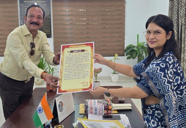 Jeweller Sachin Jindal, who took up the responsibility of educating underprivileged children, honored — IMAGE CREDIT TO रिपोर्टर