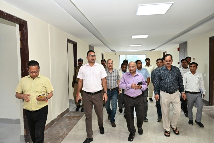 Kumbh preparations gain momentum: Divisional Commissioner reviews arrangements from Bhupatwala to Bairagi Camp — IMAGE CREDIT TO सूचना विभाग