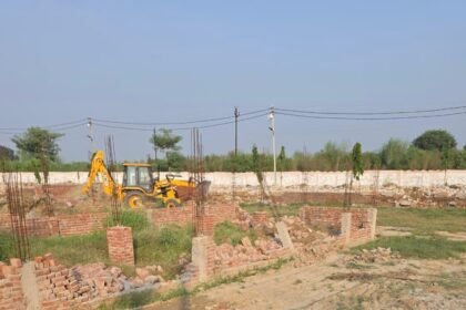 GDA Bulldozer Action Against an Illegal Colony Spread Over 17,000 Square Metres, Causing Panic Among Developers IMAGE CREDIT TO प्राधिकरण