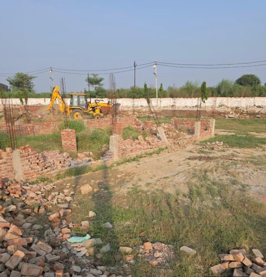 GDA Bulldozer Action Against an Illegal Colony Spread Over 17,000 Square Metres, Causing Panic Among Developers IMAGE CREDIT TO प्राधिकरण