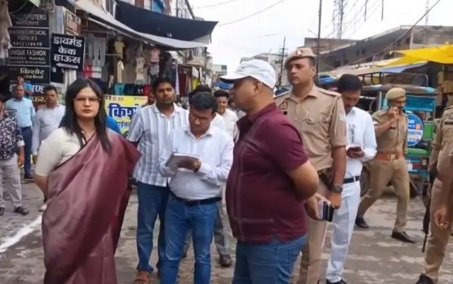 Municipal Authorities Crack Down on Encroachments; DM Reaches the Spot to Take Stock of the Situation IMAGE CREDIT TO सूचना विभाग