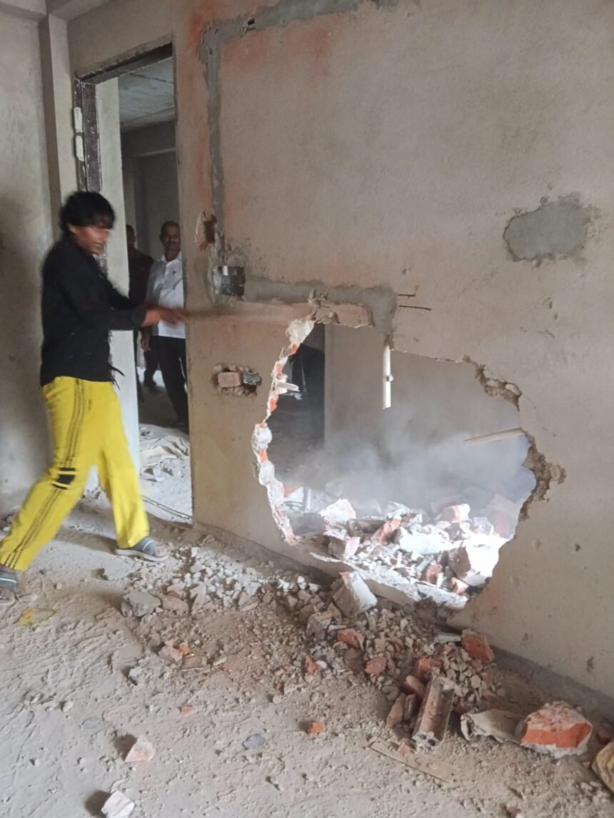 Major GDA Crackdown on Illegal Constructions in Ghaziabad, Six Structures Demolished IMAGE CREDIT TO प्राधिकरण