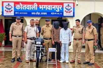 After Filling Petrol Worth ₹40, Two Accused Loot ₹9,500; Arrested Before They Could Flee IMAGE CREDIT TO पुलिस