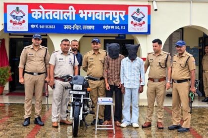 After Filling Petrol Worth ₹40, Two Accused Loot ₹9,500; Arrested Before They Could Flee IMAGE CREDIT TO पुलिस