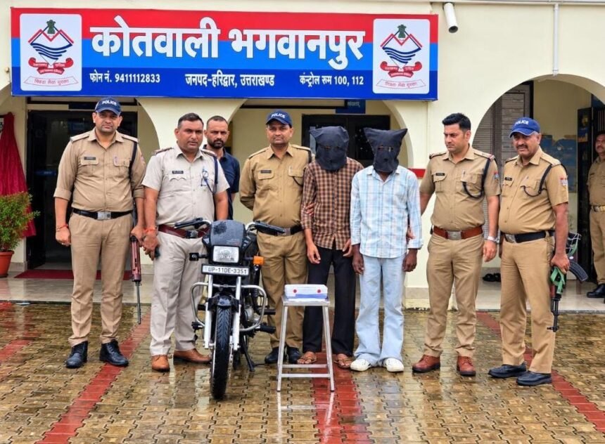 After Filling Petrol Worth ₹40, Two Accused Loot ₹9,500; Arrested Before They Could Flee IMAGE CREDIT TO पुलिस