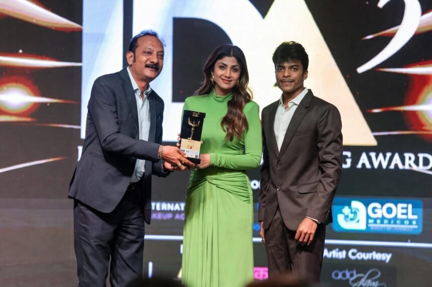 Hapur’s Jindal Jewellers Honored on an International Platform; Shilpa Shetty Presents the Award IMAGE CREDIT TO रिपोर्टर
