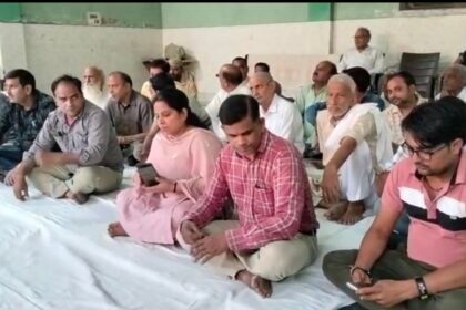 New Twist in Drain Construction Dispute; Women Accuse Councillor of Misbehavior and Demand Action IMAGE CREDIT TO रिपोर्टर