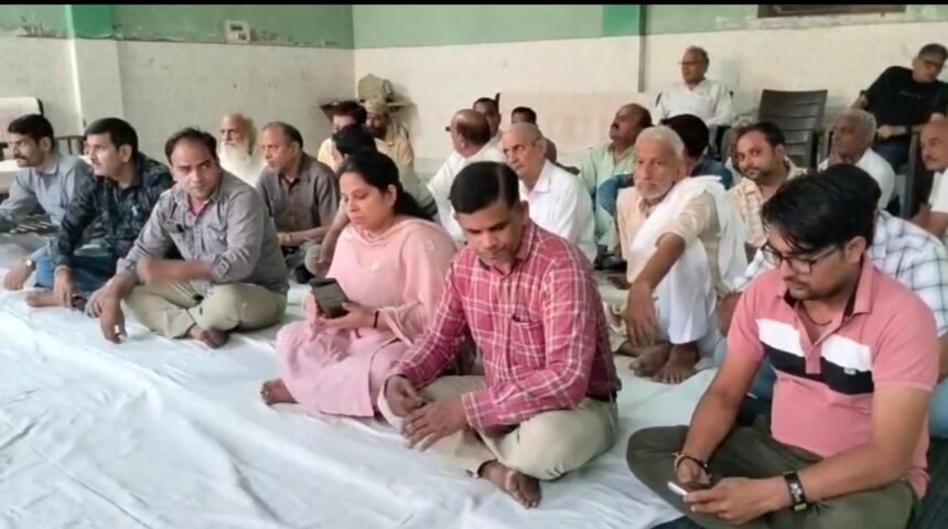 New Twist in Drain Construction Dispute; Women Accuse Councillor of Misbehavior and Demand Action IMAGE CREDIT TO रिपोर्टर