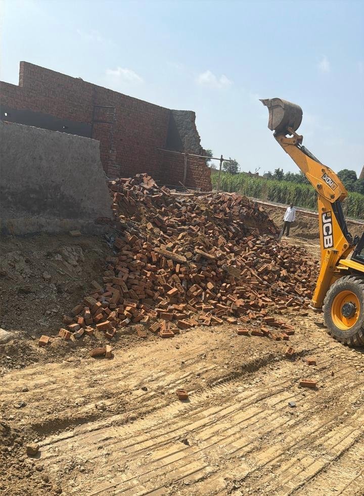 GDA Bulldozers Demolish Four Illegal Colonies Spread Across 37,000 Square Metres in Muradnagar; Roads and Boundary Walls Razed Amid Heavy Protests IMAGE CREDIT TO प्राधिकरण