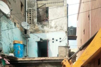 Major GDA action: Bulldozers roll into Pratap Vihar and Vijay Nagar; illegal shops and encroachments demolished amid strong opposition — IMAGE CREDIT TO प्राधिकरण