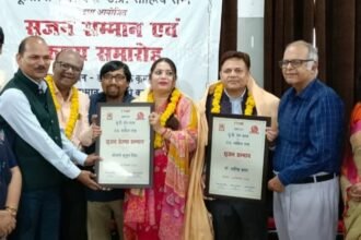 Tariq Qamar Honored with the Srijan Samman, Kusum Singh with the Srijan Prerna Samman IMAGE CREDIT TO रिपोर्टर