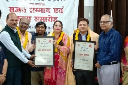 Tariq Qamar Honored with the Srijan Samman, Kusum Singh with the Srijan Prerna Samman IMAGE CREDIT TO रिपोर्टर