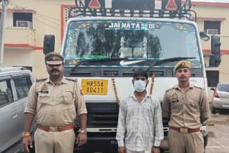 Three Lakh Rupees Worth of Illegal Firecrackers Being Smuggled Hidden in a Canter; 70 Cartons Recovered, One Accused Arrested IMAGE CREDIT TO पुलिस